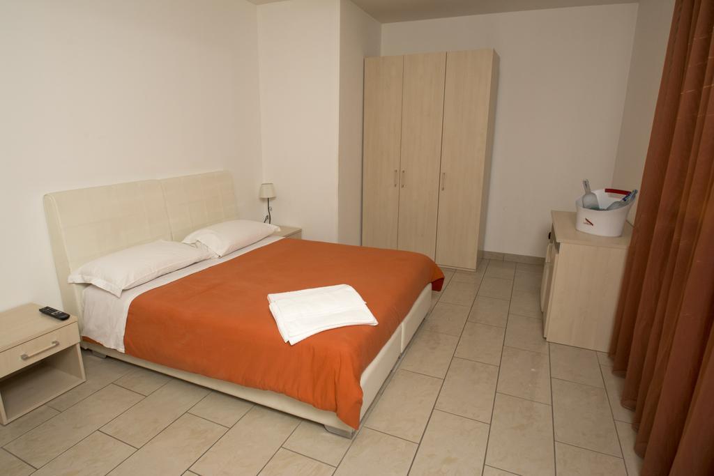 Twin Towers Rooms Lecce Exterior photo